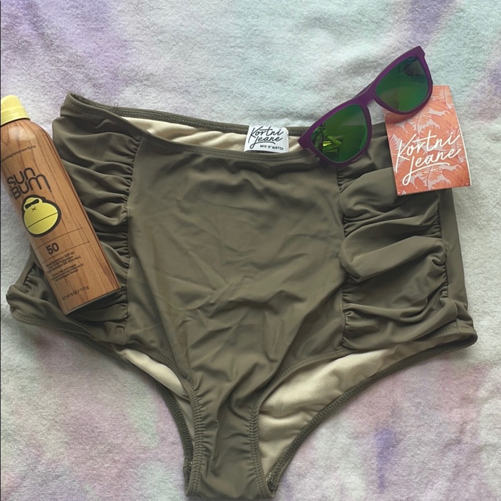 NWT Kortni Jeanne side ruched mocha bottoms